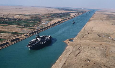 Извадиха буксира "Фахд", който потъна в Суецкия канал след удар в танкер  - 1