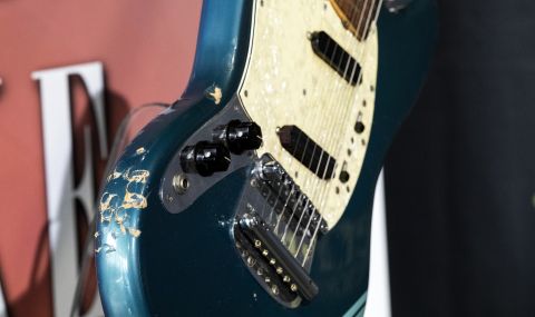 Счупена китара на Кърт Кобейн беше продадена за близо 600 хил. долара - 1