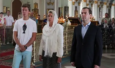 Медведев поддържа форма с йога и хардрок, има син от ученическата си любов - 1
