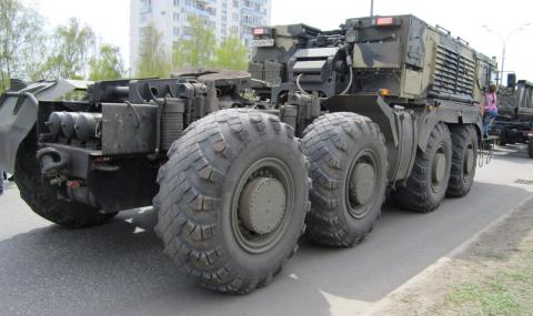 КамАЗ-ът, превозващ танкове - 1