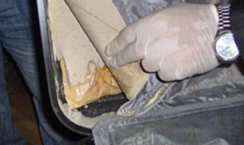 Хванаха близо 2,5 кг хероин в двойно дъно на куфар - 1