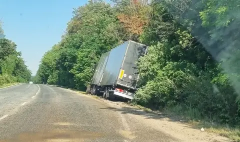 ТИР катастрофира край Волово - 1