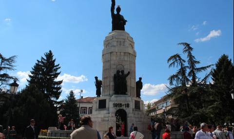 Арестуваха нидерландец, осквернил паметника "Майка България" във Велико Търново - 1
