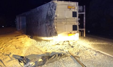 Катастрофа между два камиона затвори пътя Добрич – Балчик - 1