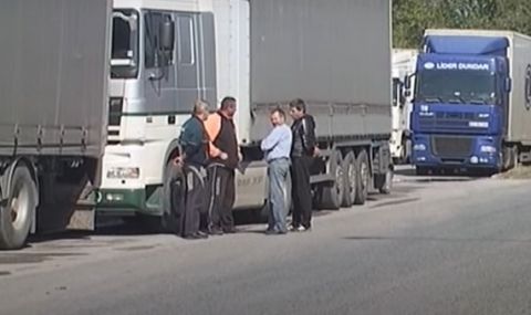 Авария спря трафика на камиони на Дунав мост - 1