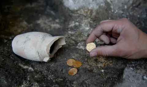 Археолози откриха древна монета с египетска кралица (СНИМКА) - 1