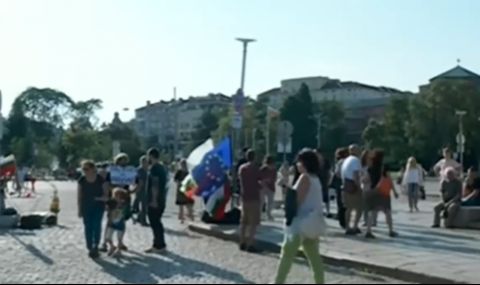 Пред храма "Св. Александър Невски": Демонстрация в защита на кабинета "Петков" - 1