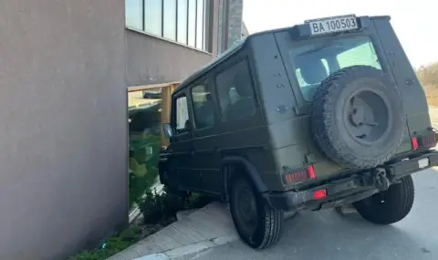 Военен джип се вряза в ресторант край Пловдив - 1