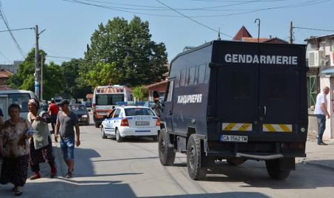 Жандармерия блокира ромски квартал в Хасково (СНИМКИ) - 1