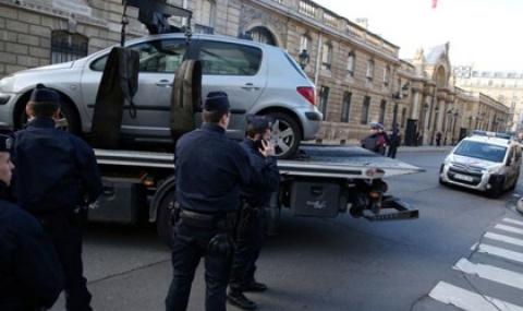 Сърдит театрален шеф атакува Елисейския дворец с колата си - 1