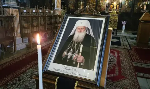В 9:00 часа полагат за поклонение тленните останки на патриарх Неофит в „Св. Александър Невски“ - 1