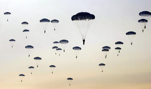 1500 руски парашутисти се приземиха в Крим - 1