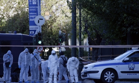 Хвърлиха граната по френското посолство в Атина - 1