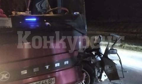 Автобус с работници удари лек автомобил между Мездра и Ботевград - 1