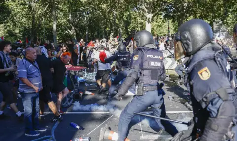 Сблъсъци между полиция и протестиращи на пропалестинска демонстрация в Испания - 1