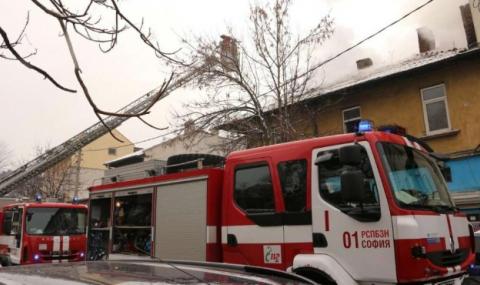 Пожар изпепели тавана на сграда в София - 1