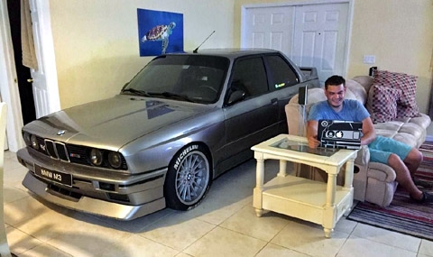 Американец скри BMW M3 от урагана Матю в хола си - 1