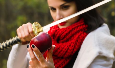 Абсурден рекорд на Гинес: Американец наряза 56 ябълки със самурайски меч подскачайки (ВИДЕО) - 1