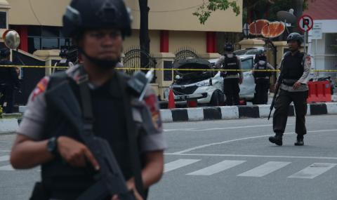 Нападнаха полицаи с мачете в Индонезия - 1