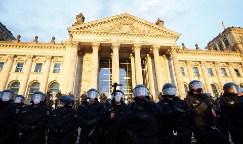 Протестиращи опитаха да нахлуят в Райхстага - 1