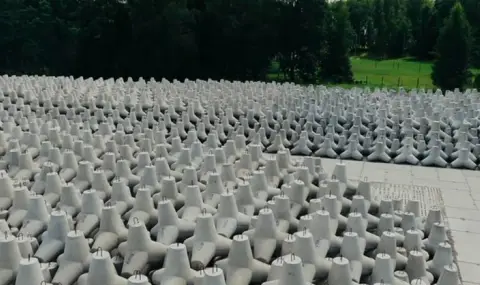 Полша укрепва границата с Русия с бетонни „таралежи“
