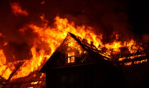 В Гърция плащат 150 хиляди евро на хора с изпепелени от пожарите къщи - 1