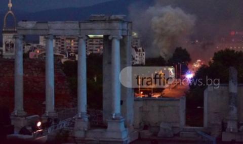 Огромен пожар пламна в центъра на Пловдив - 1