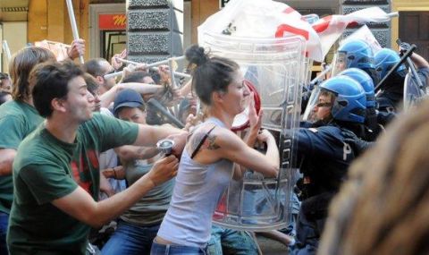 Сблъсъци между полиция и демонстранти на протест срещу зелените сертификати в Триест - 1