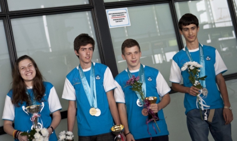 Български ученици се върнаха с медали от олимпиада по математика в Индонезия - 1