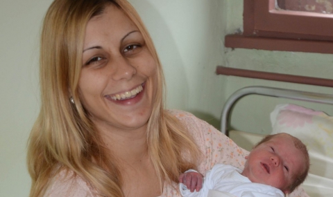 Момичета са първите бебета във Варна и Велико Търново - 1