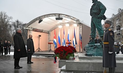 Вечна дружба! Владимир Путин откри паметник на Фидел Кастро в Москва  - 1