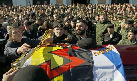 Хиляди погребаха сепаратистки командир в Източна Украйна - 1