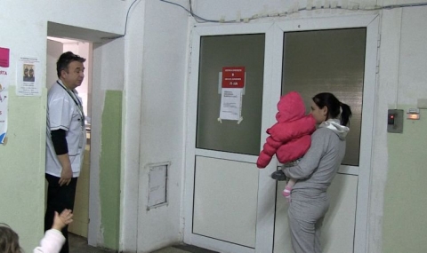 Болницата в Русе се руши и тъне в мръсотия и мухъл - 1