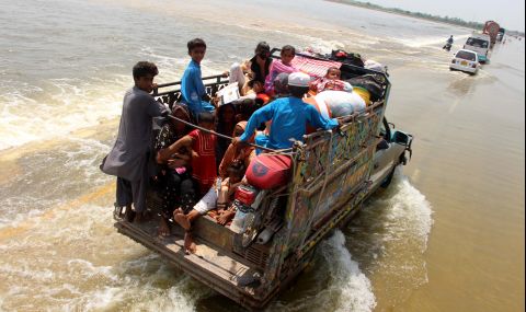 Броят на жертвите при наводненията в Пакистан не спира да расте - 1