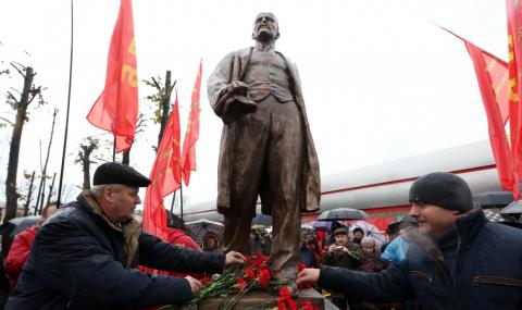 Мъж се опита да съживи Ленин със зехтин - 1