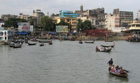 Поне четирима загинаха с лодка в река Буриганга в Бангладеш - 1
