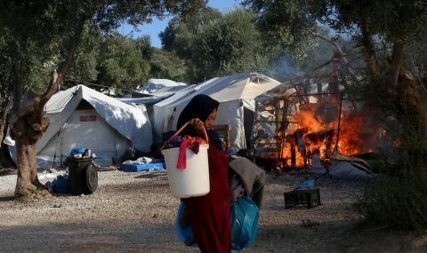 Шестима мигранти ранени при пожар в бежански лагер в Кипър - 1