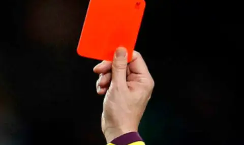 Футболист изби 2 зъба на съдия след червен картон (ВИДЕО) - 1