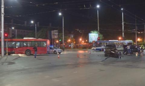 Градски автобус помля две коли на червен светофар във Варна - 1