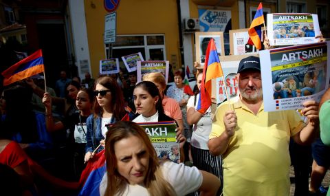 Пред сградата на ЕК: Арменската общност излезе на протест в подкрепа на арменците от Нагорни Карабах  - 1