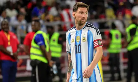 Само по бельо и с екип на Меси се пусна секси певица - 1