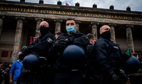 "Предстоят трите най-тежки месеца": локдаунът в Германия ще бъде удължен - 1