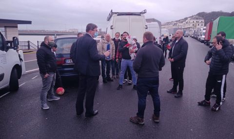 Консулът ни в Лондон раздаде храна на блокираните български шофьори - 1
