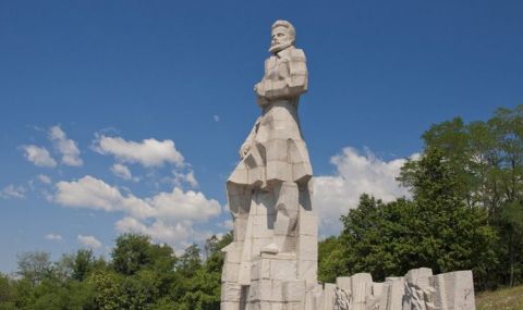 Паметникът на Христо Ботев в Калофер се руши, ремонтиран "по нашенски" - 1