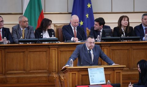 Политолог: Имаме крачка напред, но тя няма да доведе до дългосрочно НС и до сформиране на редовен кабинет - 1