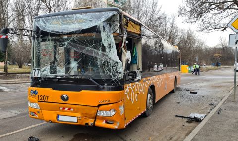 Два автобуса се удариха в София, има пострадали - 1