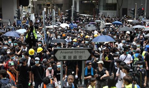 Мъже в черно блокираха Хонконг (ВИДЕО) - 1