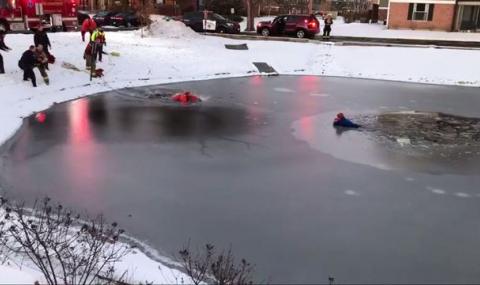 Спасители извадиха дете от замръзнало езеро - 1