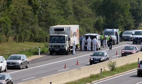 В Австрия откриха камион с мъртви бежанци - 1