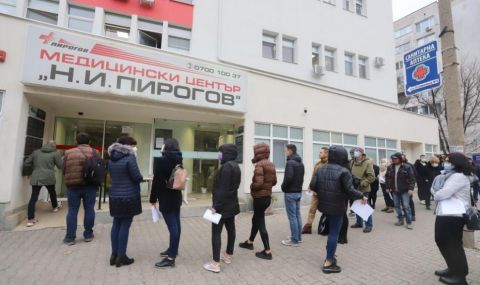 Дълги опашки от хора желаещи да се ваксинират в София - 1